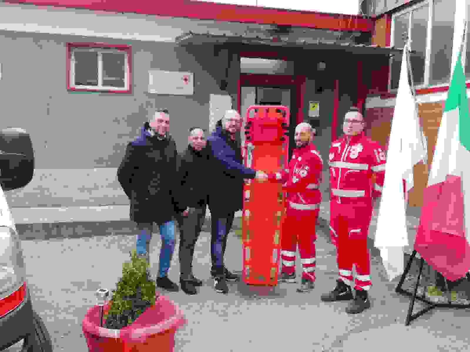 FOTO MOMENTO DONAZIONE TAVOLA CROCE ROSSA 1